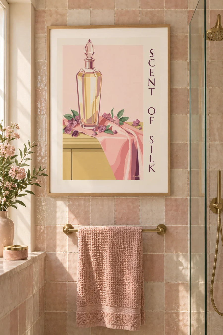 Póster de un frasco de perfume de cristal y seda drapeada: enmarcado en la pared