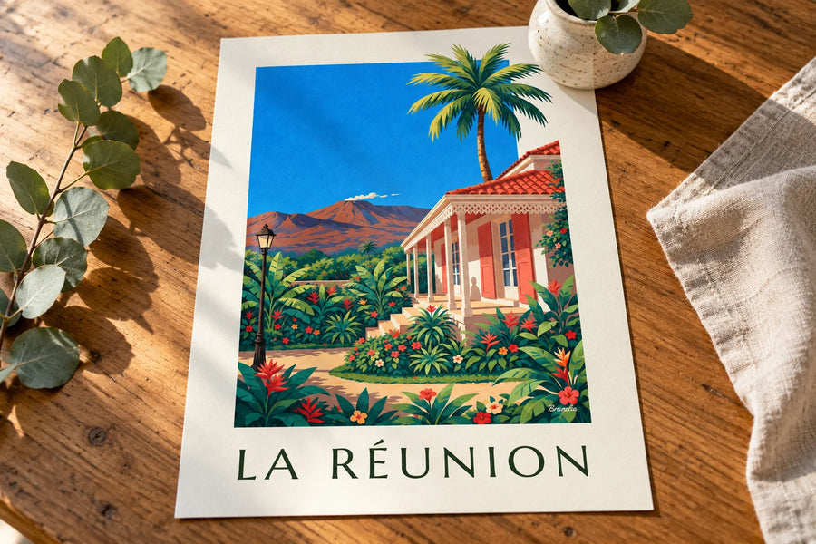 Póster de una casa criolla y el Piton de la Fournaise en la isla de la Reunión: sobre una mesa