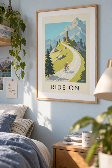 Póster ciclista en la subida de un puerto de montaña: enmarcado en la pared