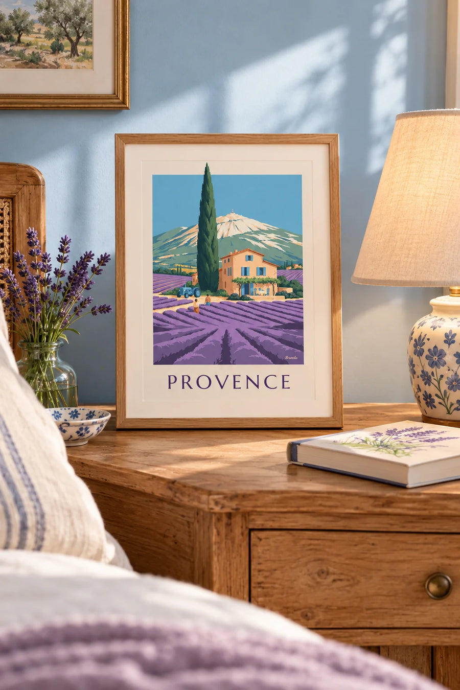 Póster de una masía provenzal entre campos de lavanda: lámina pequeña A4 enmarcada