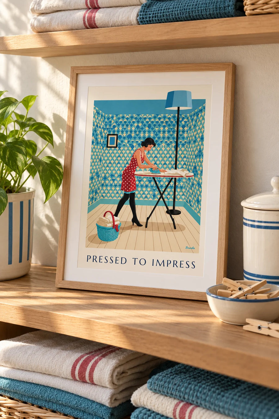 Affiche pin-up repassant une chemise sur sa planche à repasser : petit format A4 encadré