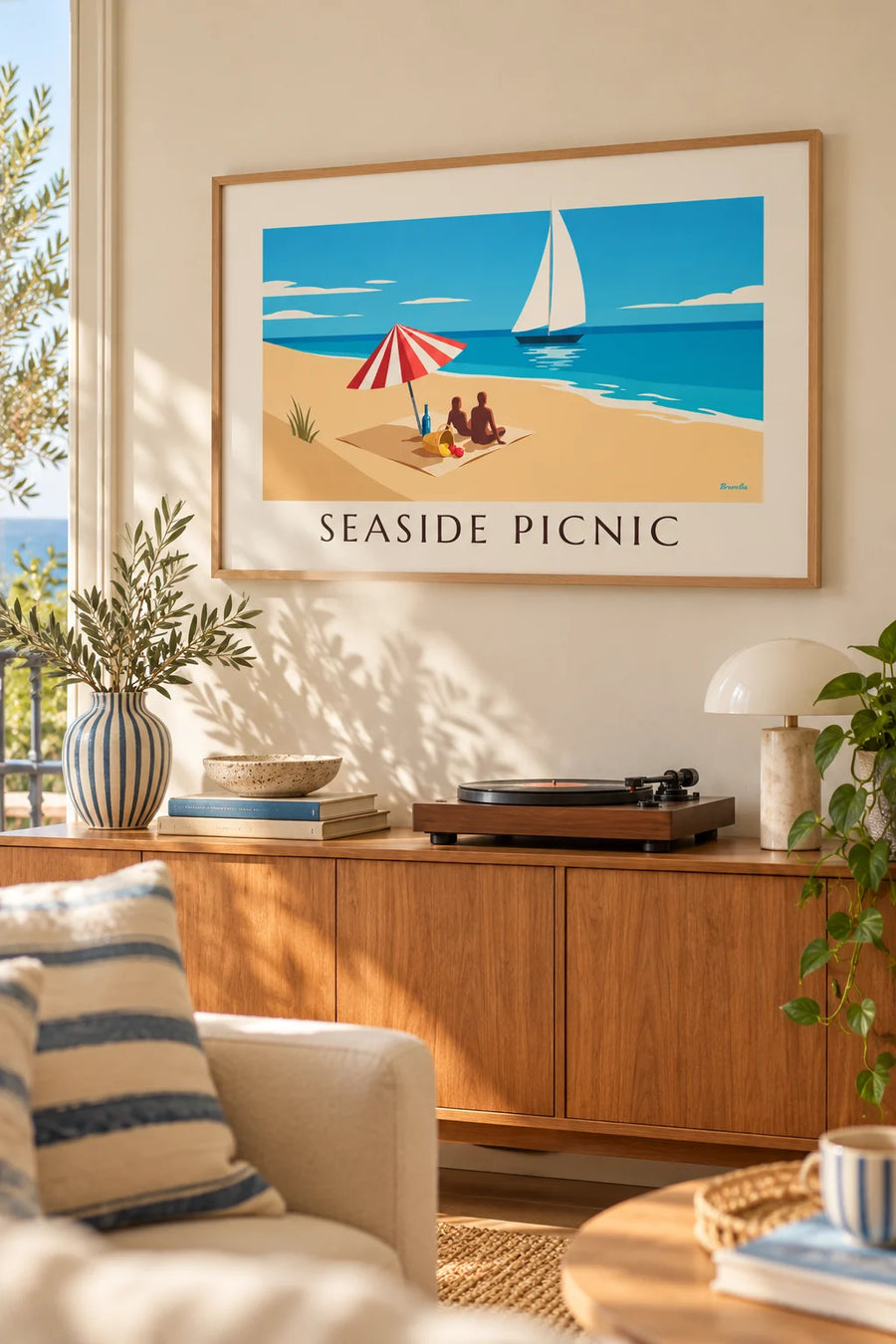 Póster pícnic junto al mar bajo una sombrilla a rayas: enmarcado en la pared