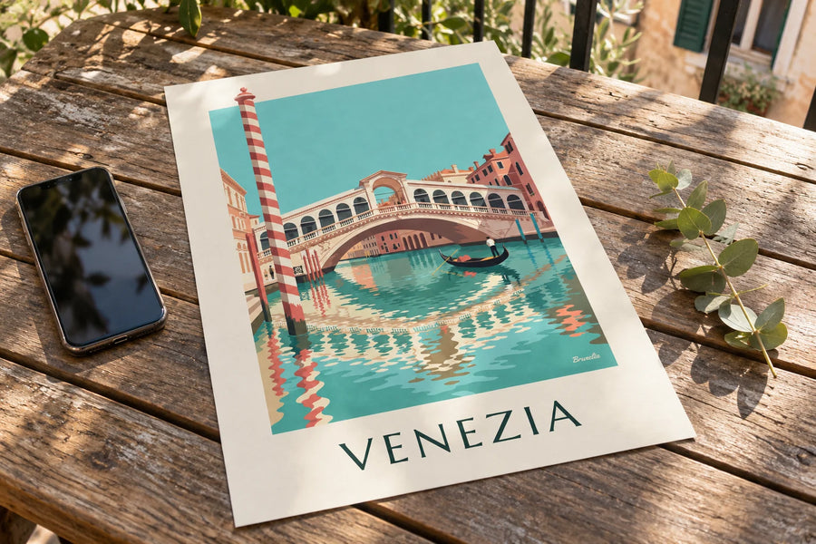 Póster del puente de Rialto y una góndola en el Gran Canal de Venecia: colocado sobre una mesa