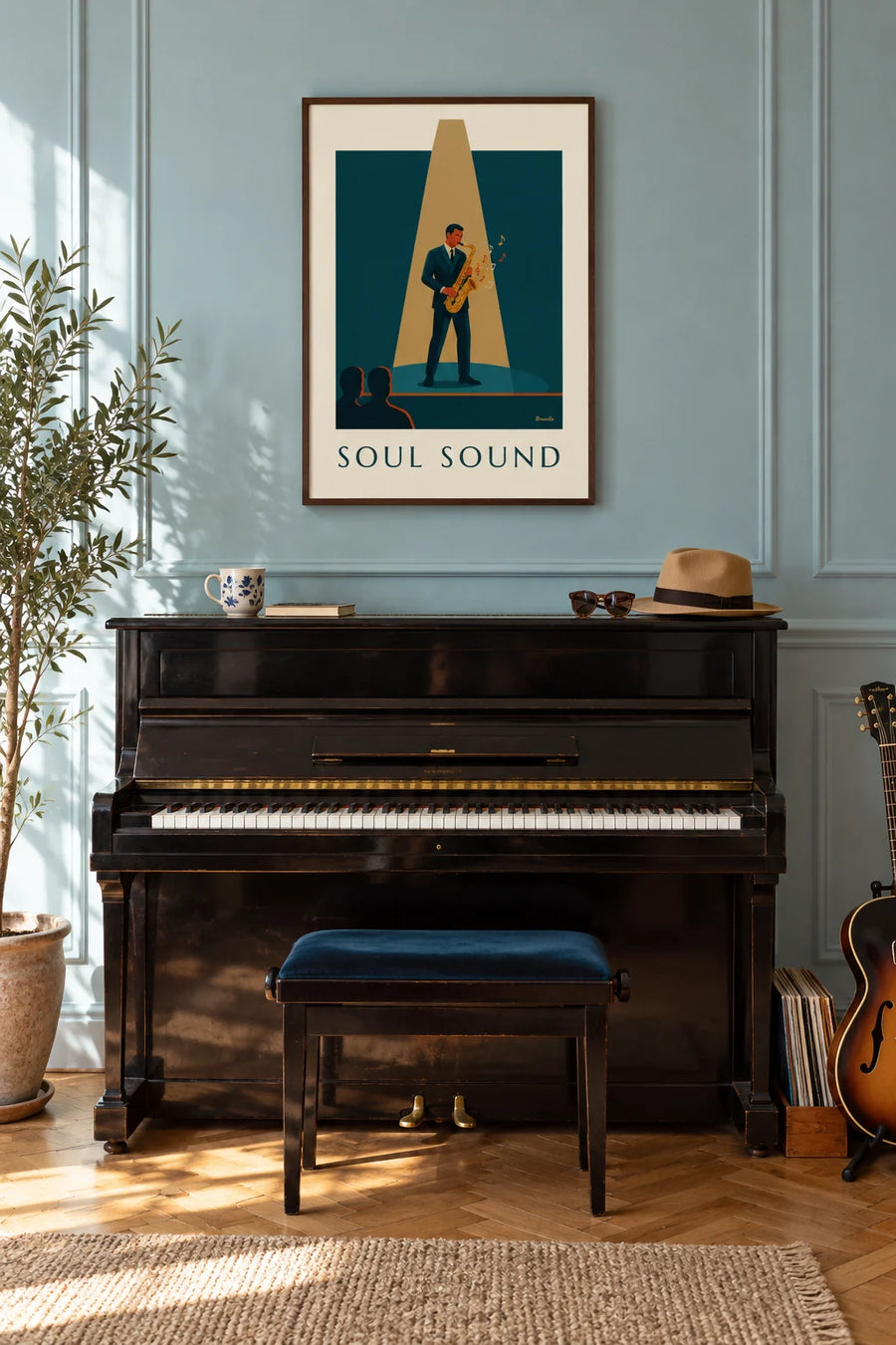 Póster de un saxofón dorado bajo un haz de luz de jazz: lámina enmarcada en la pared