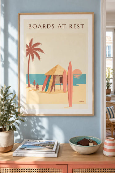 Affiche planches de surf contre une paillote au coucher du soleil : encadrée au mur