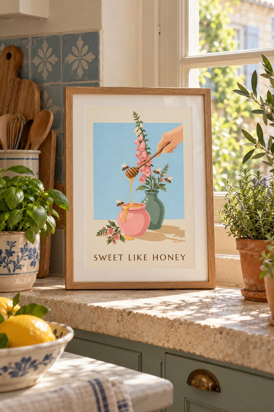 Póster de un tarro de miel dorada, cuchara de madera y abejas: formato pequeño A4 enmarcado