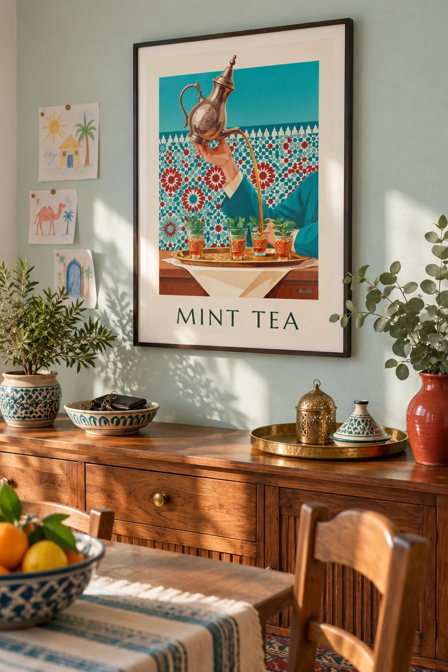 Póster de té a la menta servido en vasos cincelados: enmarcado en la pared