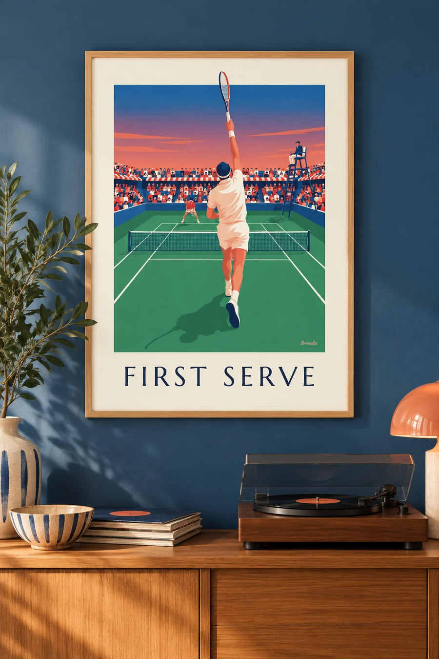 Póster de tenista sacando sobre hierba en un torneo: enmarcado en la pared