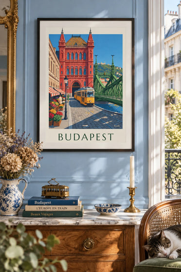 Affiche tramway jaune et pont de la Liberté à Budapest : encadrée au mur