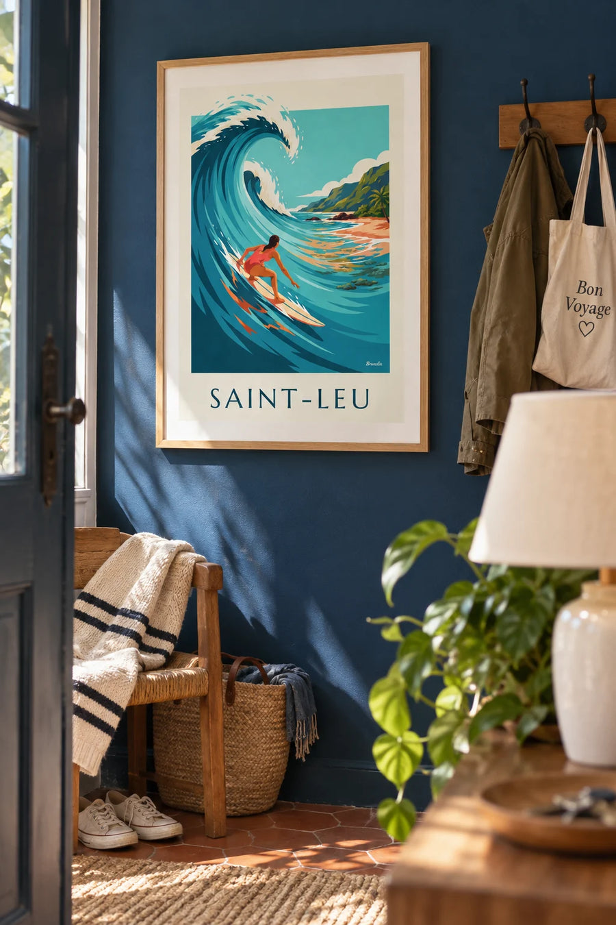 Póster de surfista en el arrecife de Saint-Leu en La Reunión: enmarcado en la pared