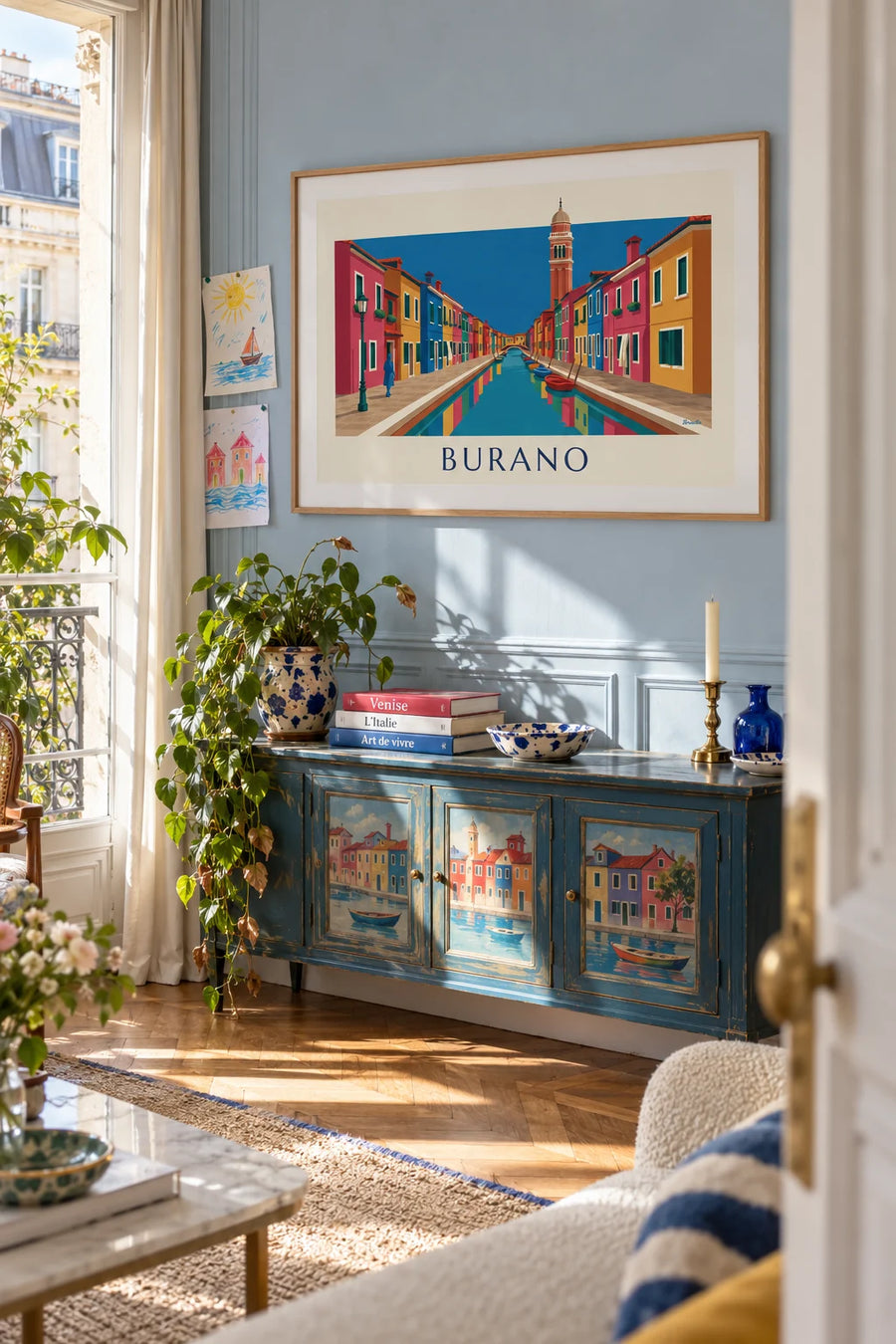 Póster de un canal y casas de colores de Burano, con el campanario inclinado: enmarcado en la pared