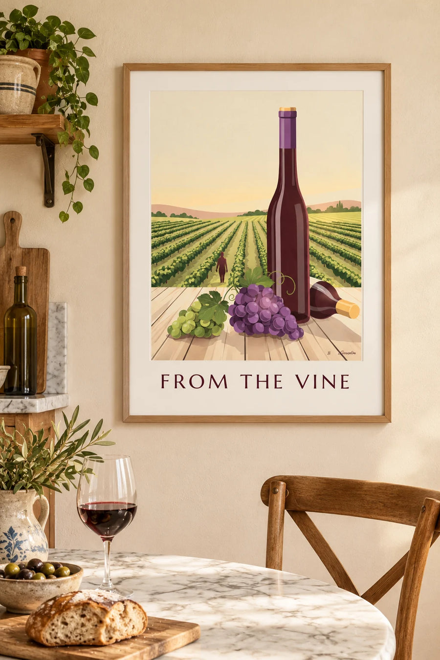 Póster de racimos de uva y botellas de vino francés: enmarcado en la pared