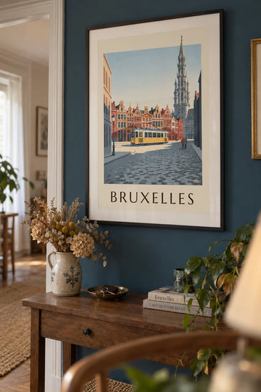 Affiche tramway jaune près de la Grand-Place de Bruxelles : encadrée au mur