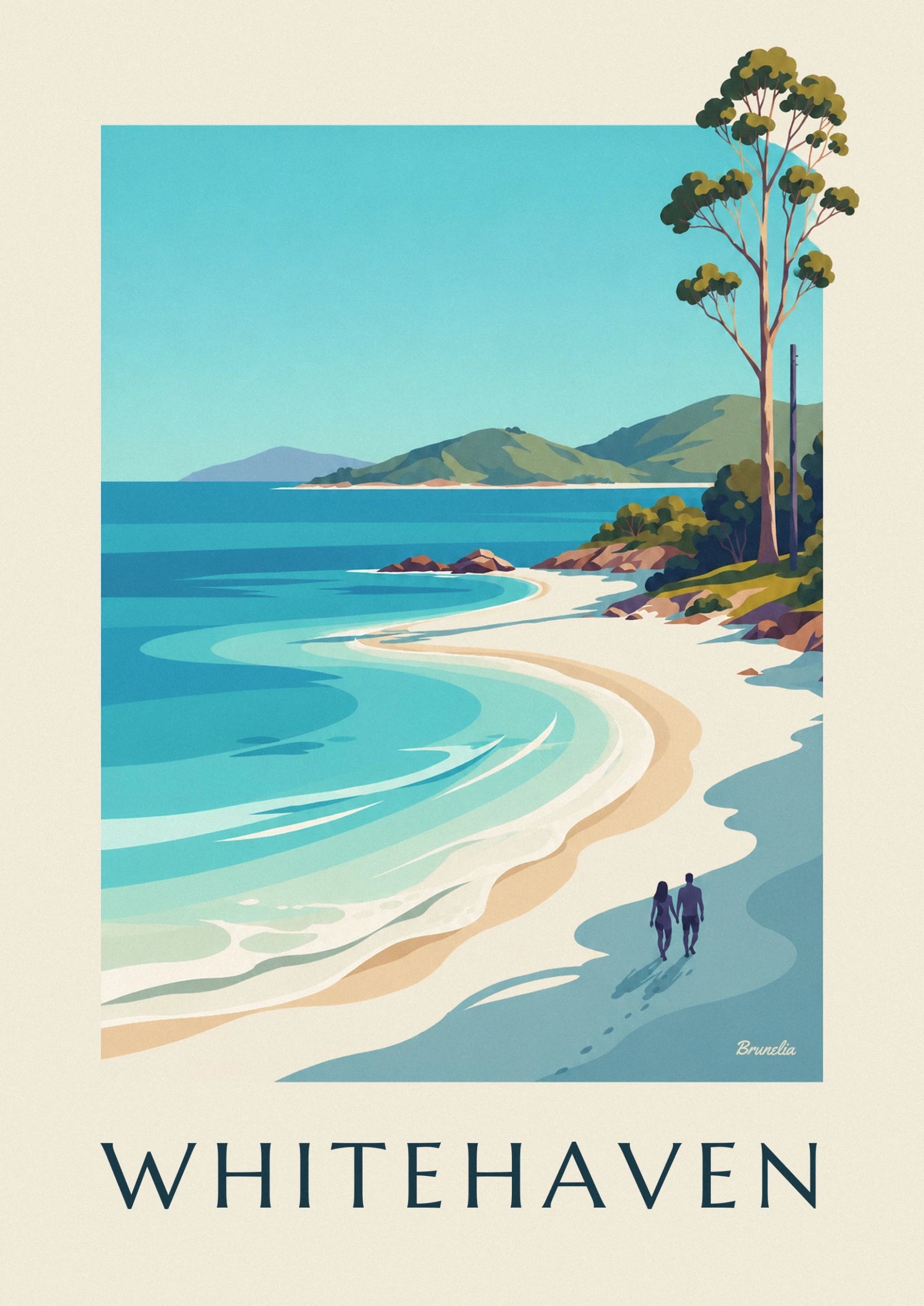 La plage de sable blanc entre les eaux turquoise, les rochers et les collines verdoyantes