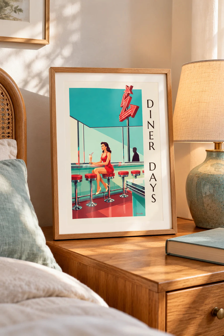 Póster de una pin-up en la barra de un diner americano: formato pequeño A4 enmarcado