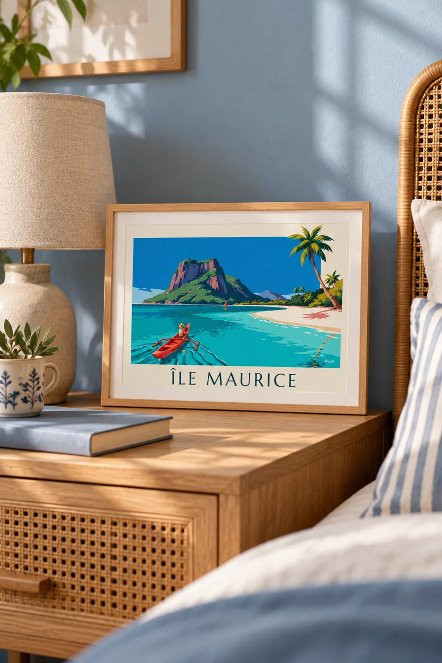 Póster de una laguna, cocoteros y Le Morne Brabant en la isla Mauricio: formato pequeño A4 enmarcado