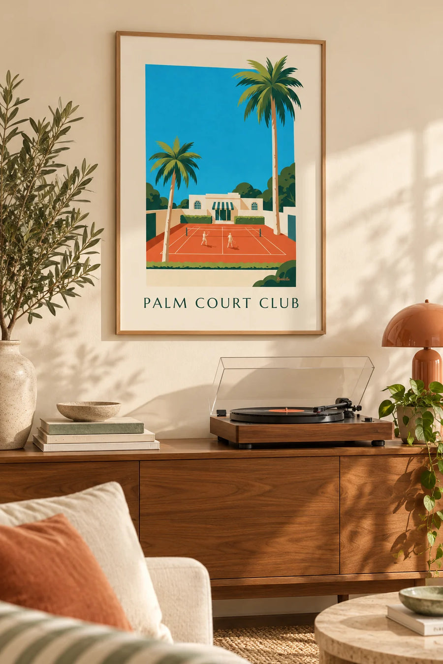 Póster de club de tenis y pista de tierra batida bordeada de palmeras: enmarcado en la pared