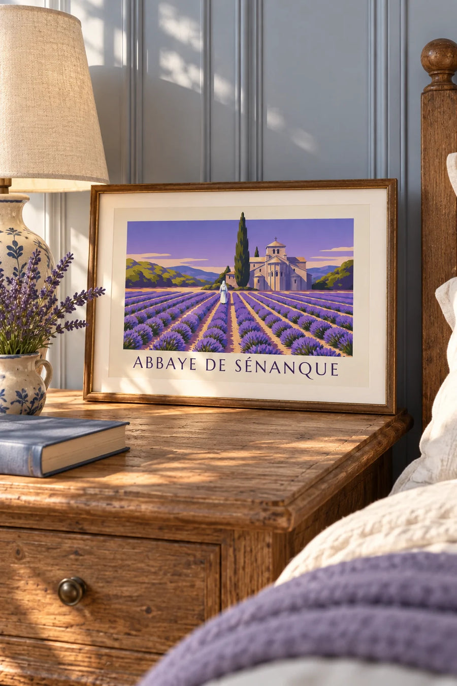 Póster monje paseando entre la lavanda de la abadía de Sénanque: formato pequeño A4 enmarcado